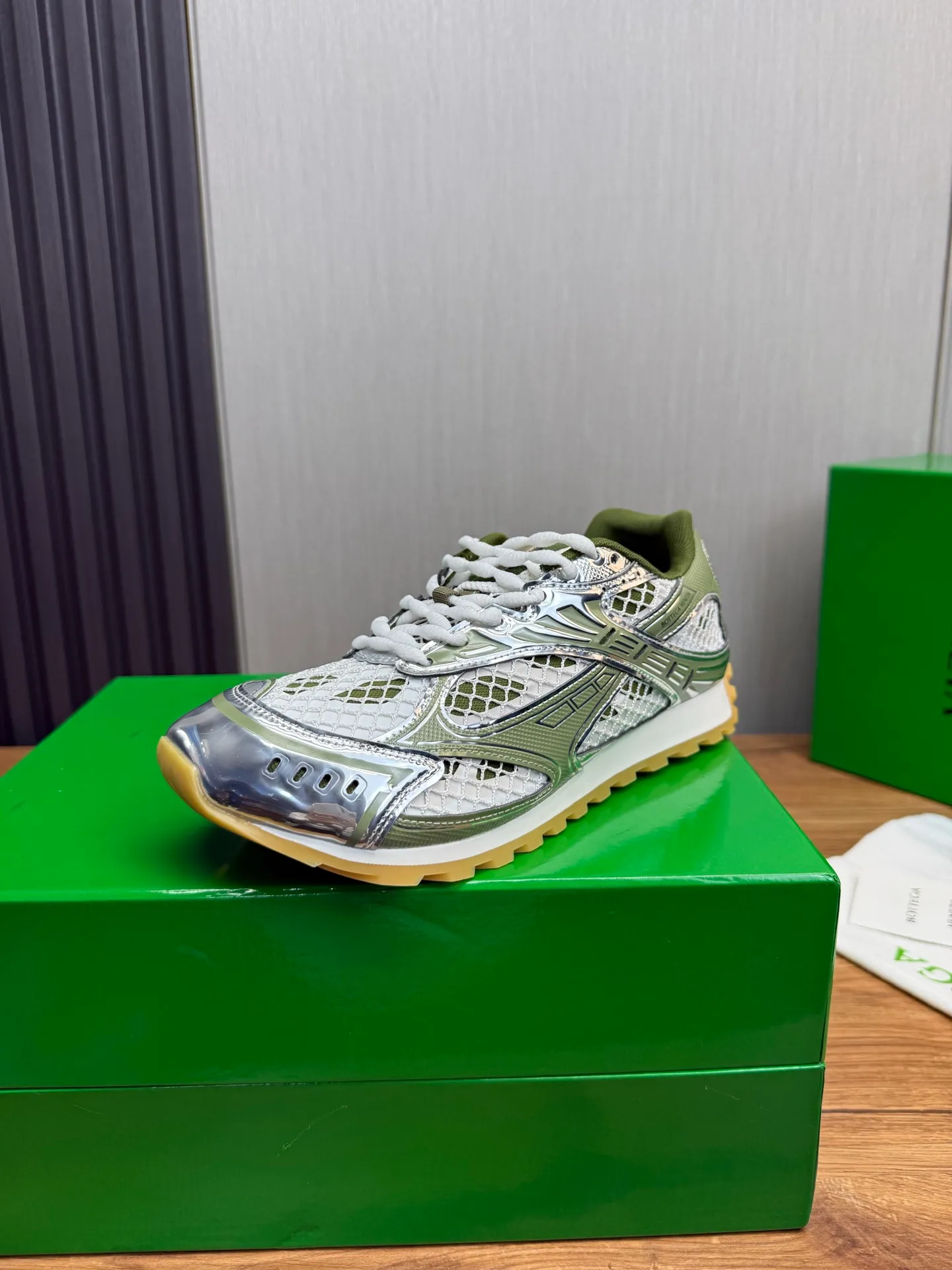 Men's men's shoes 💰620💰 BV top version 𝘽𝙊𝙏𝙏𝙀𝙂𝘼 𝙑𝙀𝙉𝙀𝙏𝘼 Orbit sneakers Wang Yibo same style couple style dad shoes 🩷💚 Runner sneakers, made of lightweight technical mesh fabric. Features a geometric patterned rubber outsole. Pay attention to the package craftsmanship ❕ High version shipping ❗️ Very nice, durable to play with and durable to make ✔️ Standard version 💯💯 The outsole is made of color-blocked TPU outsole. Women’s model 35-41 (40 41 customized) Men’s model 39-46 (45.46 customized) Equipped with original packaging